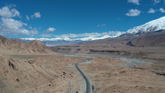 航拍新疆帕米尔高原昆仑山脉雪山与中巴友谊公路视频