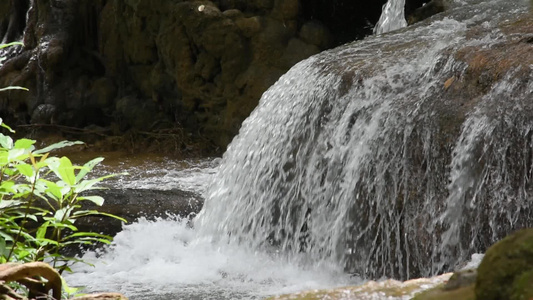 从山上流出的瀑布松卡利亚的瀑布在坎查纳武里内陆视频