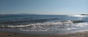 沙滩上平静的海浪无定形19秒视频