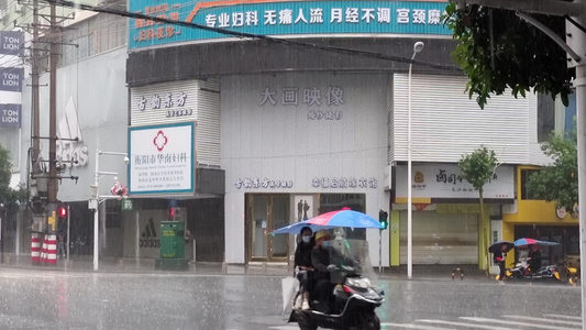 下着的暴雨的城市街道视频