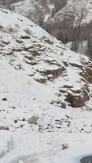 雪景山谷岩石小溪流30秒视频