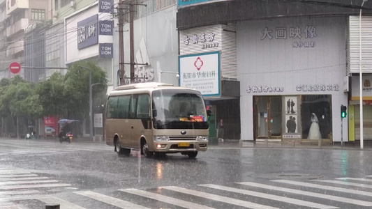 下着的暴雨的城市街道视频