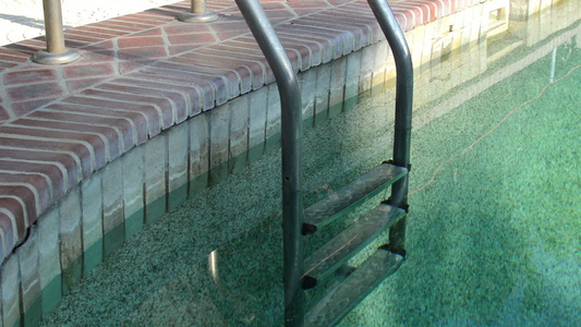 游泳池水下有清澈的绿绿水和楼梯视频