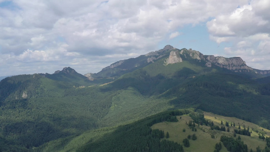 夏季山山景在罗马喀尔巴阡山脉的森林上空飞行无人驾驶视频