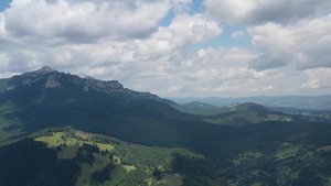 罗马尼亚喀尔巴阡山脉的绿林和岩山夏季风景30秒视频