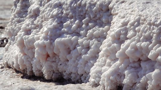 盐湖盐晶体自沉盐覆盖石头干燥湖泊中的高盐度水一个环境视频