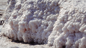 盐湖盐晶体自沉盐覆盖石头干燥湖泊中的高盐度水25秒视频