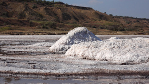 盐湖盐晶体自沉盐覆盖石头干燥湖泊中的高盐度水一个环境18秒视频