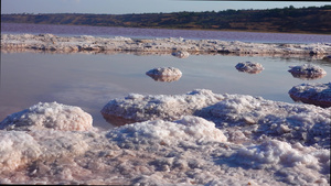盐湖盐晶体自沉盐覆盖石头干燥湖泊中的高盐度水19秒视频