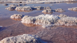 盐湖盐晶体自沉盐覆盖石头干燥湖泊中的高盐度水一个环境17秒视频