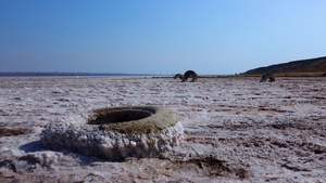 盐湖盐晶体自沉盐覆盖岩石和旧车轮干燥湖泊中的高盐度24秒视频