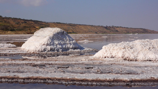 盐湖盐晶体自沉盐覆盖石头干燥湖泊中的高盐度水一个环境视频