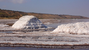 盐湖盐晶体自沉盐覆盖石头干燥湖泊中的高盐度水24秒视频