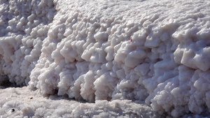 盐湖盐晶体自沉盐覆盖石头干燥湖泊22秒视频