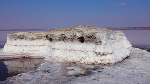 盐湖盐晶体自沉盐覆盖石头干燥湖泊中的高盐度水15秒视频