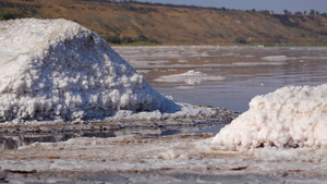 盐湖盐晶体自沉盐覆盖石头干燥湖泊中的高盐度水18秒视频