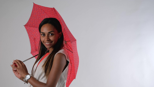 配着雨伞的有吸引力的非洲模型作为时装杂志摄影照片拍摄视频