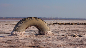 一个垂死的河口湖的底部自沉盐会在石头和旧车轮上覆盖24秒视频