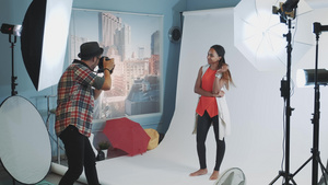 专业摄影师在演播室拍摄照片时要求模特改变姿势22秒视频