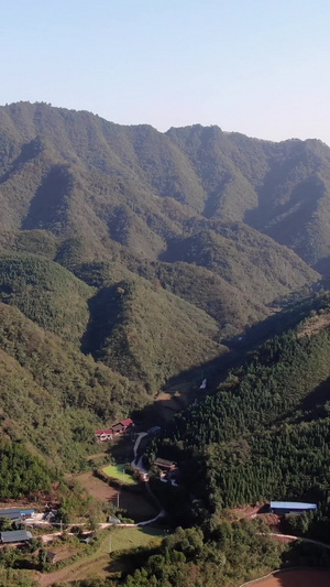 航拍连绵起伏山川19秒视频