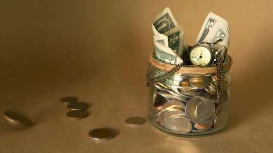 在罐子中存钱硬币投资的象征保存资金概念以玻璃锡作为视频