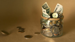 在罐子中存钱硬币投资的象征保存资金概念11秒视频