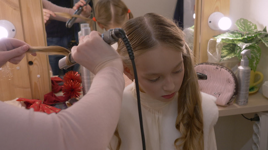 美容师用梳子理发来抚弄年轻女孩的少女美容工作室视频