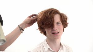对一个长着红发的年轻人来说理发很时髦32秒视频