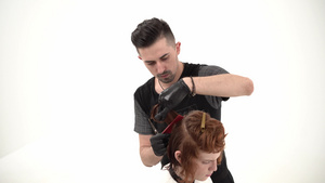 发型师给一个年轻人剪头发34秒视频