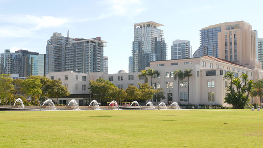 美国加利福尼亚海岸市中心圣地亚哥县市政中心附近的城市公园视频