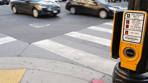 人行横道上的红绿灯按钮人们必须推动和等待美国公共安全14秒视频
