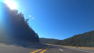 从汽车上看优美的道路风景16秒视频