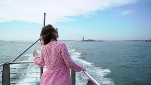 一位年轻女孩乘船在游船上12秒视频