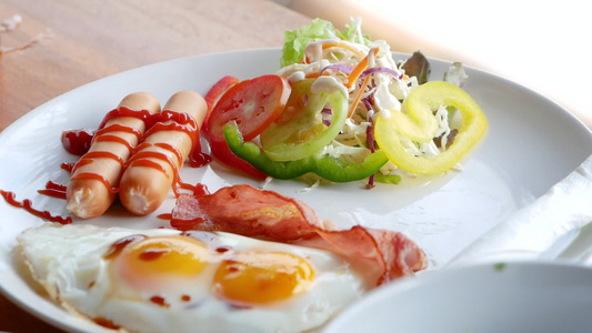 美式早餐炸鸡蛋炒培根香肠和蔬菜沙拉健康的食物概念美国视频