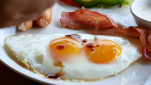 美式早餐炸鸡蛋炒培根香肠9秒视频