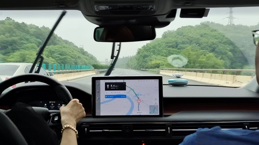 行驶在高速公路上驾驶室导航第一视角视频
