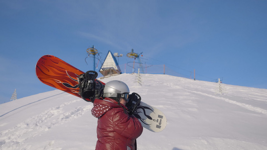 年长妇女在雪山风景的冬季斜坡上走雪板视频