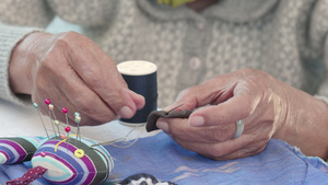 老年女性在针头手工艺中接受阿尔茨海默人或痴呆症职业22秒视频