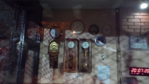 古董时钟都挂在墙上20秒视频