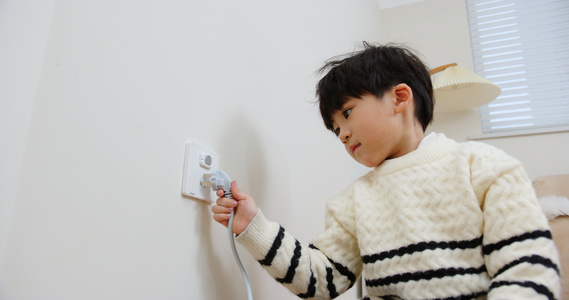 将电线插入插座的居家儿童视频