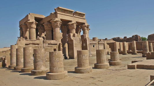 古代埃及神庙的象形文字雕刻和柱子视频