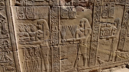 古代埃及寺庙墙上的象形文字雕刻视频