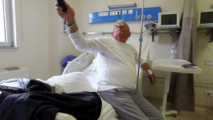 在医院床上打着点滴的男子换了电视节目9秒视频