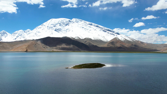 航拍5A帕米尔旅游景区高原湖泊与雪山山峰视频[湖群]视频