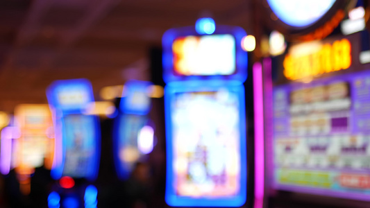 散焦的老虎机在美国拉斯维加斯大道上的赌场中发光弗里视频