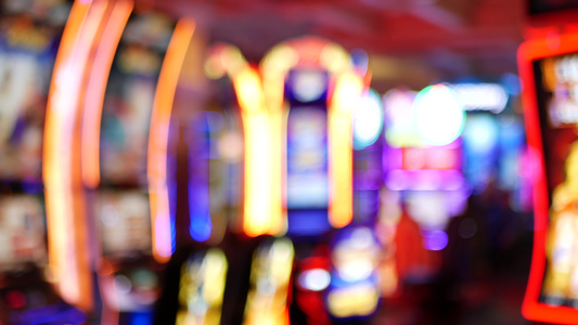 散焦的老虎机在美国拉斯维加斯大道上的赌场中发光弗里视频