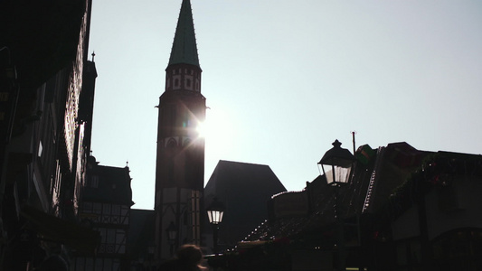古旧的尼乔拉斯教堂塔和佛朗福圣诞节市场被阳光反光视频