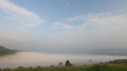 时间随着大雾的消逝与美丽的自然山峰在赵高视频