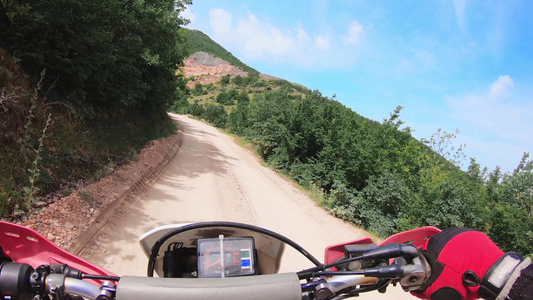 在农村山区公路上骑摩托车的越野机动车视频