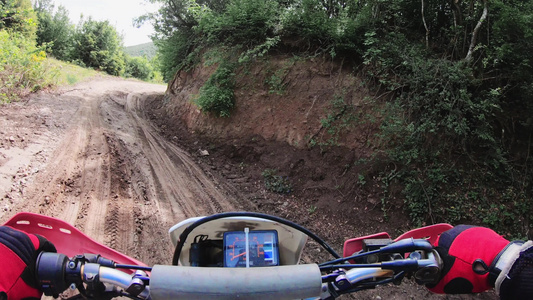 专业摩托驾驶员骑着他的Fmx摩托车在极端偏僻的轨道视频